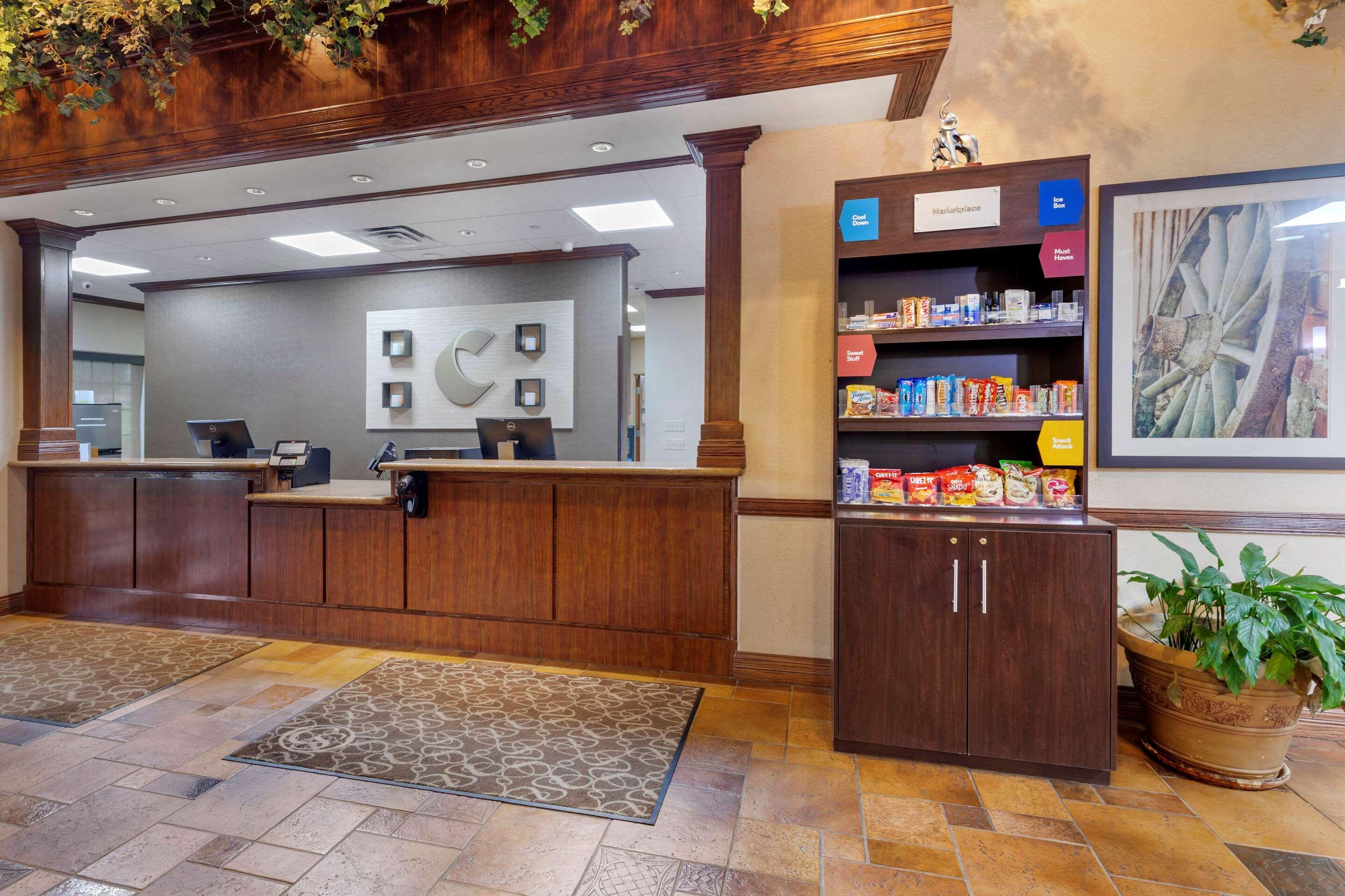 Comfort Suites Marshall Luaran gambar